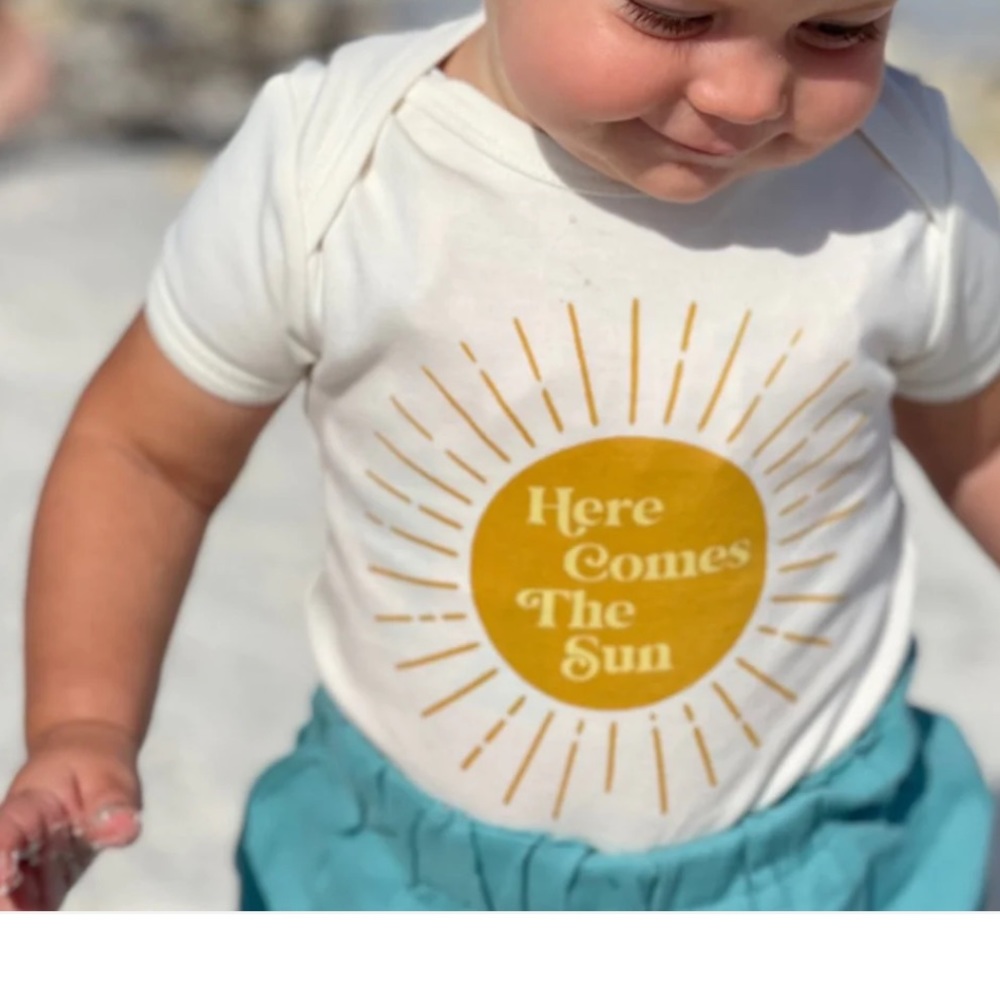“Here Comes the Sun” onesie | EMERSON & FRIENDS | 6-12 months